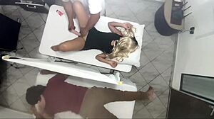 现场#3 视频: Sleek representation of a masseur’s extramarital affair with his wife in the presence of his gullible friend