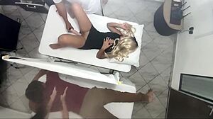 现场#4 视频: Sleek representation of a masseur’s extramarital affair with his wife in the presence of his gullible friend